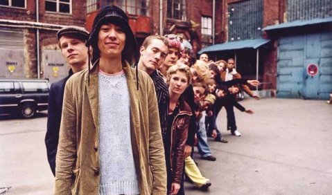 Geprobt wird in Berlin, gespielt weltweit: Das Andromeda Mega Express Orchestra mit Bandleader Daniel Glatzel. Foto: Berliner Festspiele