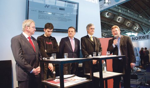 v.l.n.r.: Heinz-Dieter Sommer, Raoul Mörchen, Hans-Joachim Otto, Peter Hanser-Strecker und Moderator Rainer Pöllmann. Foto: Martin Hufner