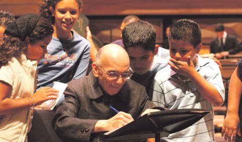 Übervater des venezolanischen Orchesterkonzepts: José Antonio Abreu im Kreise seiner Zöglinge. Foto: novapool