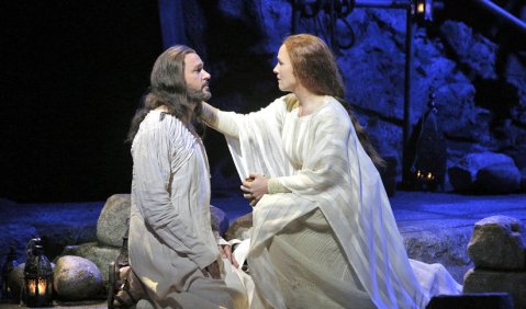 Maria Magdalenas Version der Geschichte: Nathan Gun (Jesus) und Sasha Cooke (Maria Magdalena) in Mark Adamos Oper. Foto: Cory Weaver/ San Francisco Opera