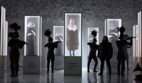 Spießer, Judith, Meić, Matija, Statisterie des Staatstheaters am Gärtnerplatz. Foto: © Marie-Laure Briane