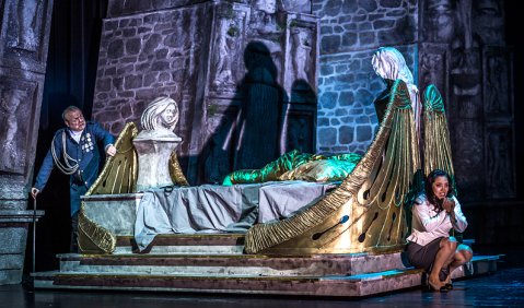 Rúni Brattaberg (Archibaldo) und María Fernanda Castillo (Fiora) in „L’amore dei tre re“ in Lübeck. Foto: Olaf Malzahn