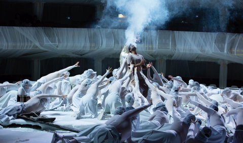 Die Komische Oper Berlin startet mit einer Inszenierung von Luigi Nonos „Intolleranza 1960“ in die neue Spielzeit. Foto: Barbara Braun.