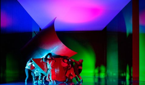 Der fliegende Holländer an der Komischen Oper Berlin. Komparserie. Foto: © Monika Rittershaus.