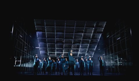 Maazels „1984“ am Theater Regensburg: Jan Żądło und der Opernchor. Foto: Marie Liebig