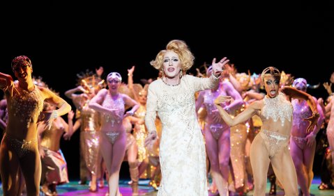 Atemberaubenden Kostüme – „La Cage aux Folles“ an der Komischen Oper Berlin. Foto: Monika Rittershaus