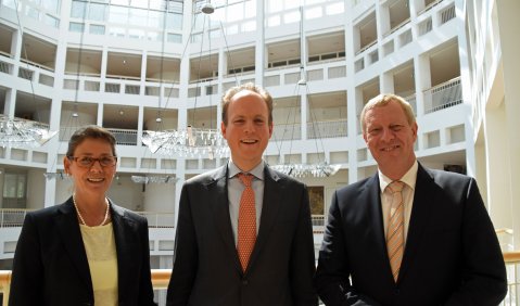 Dr. Raphael von Hoensbroech (Mitte) mit Kulturdezernent Jörg Stüdemann und Bürgermeisterin Birgit Jörder, Vorsitzende des Aufsichtsrats des Konzerthauses Dortmund. Foto: Anja Kador / Dortmund-Agentur