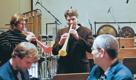 Die Komponisten Luke Bedford (vorne li.) und Jörg Birkenkötter hören Lars Petter Hagens „Johannesburg-Hymns“, für die er Valentín Garvie und Uwe Dierksen vom Ensemble Modern mit Plastik-Vuvuzelas ausstattete. Foto: C. Oswald