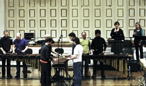 Perfekt getrommelt: Das belgische Ictus Ensemble mit Steve Reichs „Drumming“. Alle Fotos: Charlotte Oswald
