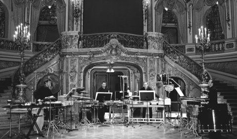 „Werkstatt“ im Rokoko-Ambiente: Das Kölner Schlagquartett im Wiesbadener Staatstheater. Foto: Charlotte Oswald