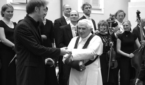 Albrecht Mayer und das Bayerische Kammerorchester Bad Brückenau mit Papst Benedikt XVI. nach einem Privatkonzert in Castell Gandolfo im August 2009. Foto: BKO