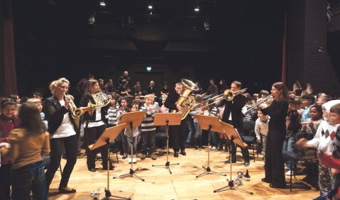 Stimmungsvoll: Djembe-Ensemble und Blechbläserquintett zusammen mit Grundschülern an der Hochschule für Musik Hanns Eisler. Fotos: Hufner.