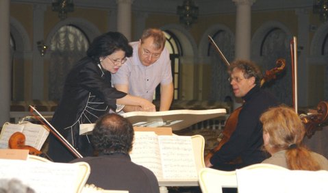 Frangis Ali-Sade bei der Probe ihres Stücks mit Stefan Asbury und Julius Berger in Baku. Foto: Basel Sinfonietta