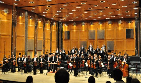 Geburtstagsgeschenkkonzert: Hans Drewanz und „sein“ Orchester. Foto: Charlotte Oswald