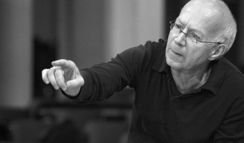 Auf die Feinheiten der Klangrede gestimmt: Chordirigent Peter Neumann. Foto: Kölner Kammerchor