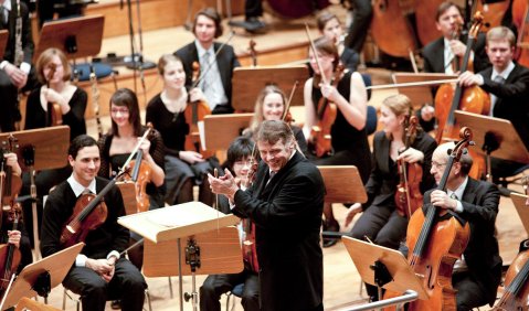 Auf eine fantastische Art pädagogisch: Mariss Jansons mit dem Landesjugendorchester. Foto: Astrid Ackermann