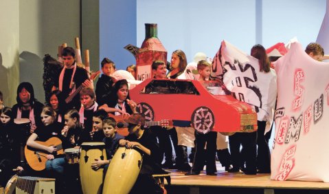 Wovon sich Tom Rakewell wohl verführen lässt? Schülerinnen und Schüler bei der Aufführung von Strawinskys Oper im Theater an der Wien. Foto: P. Andritsch