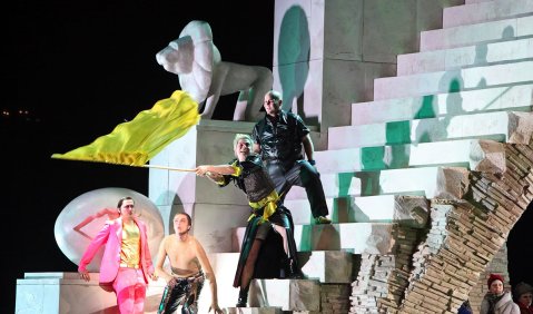 Dekoratives Treppenarrangement: Georg Nigl als Lucifer (links) in Eötvös' „Tragödie des Teufels“. Foto: Wilfried Hösl