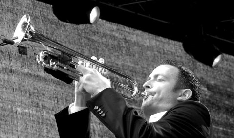 Popstar des Jazz: Till Brönner bespielte mit seinem Quintett die Blohm + Voss Werft. Foto: Thomas Krebs