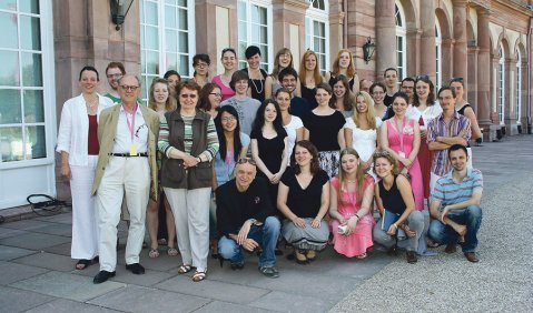Teilnehmer des „MozartPrisma“ mit den Dozenten Regine Elzenheimer, Gerd Leo Kuck, Adriana Hölszky und Bernhard Lang. Foto: Maria Hörl