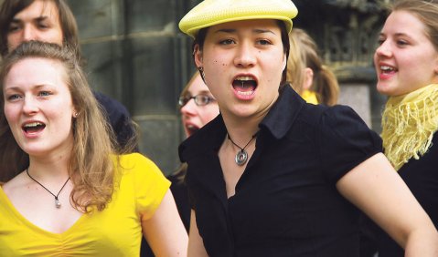 Auch bei „Singen bewegt 2010“ in Berlin dabei: der Jugendchor Essenzen, hier bei einem Spontanauftritt anlässlich des Chorfestes Bremen 2008. Foto: Jan Rathke