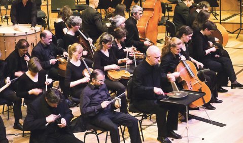Die basel sinfonietta und Fritz Hauser spielen „schraffur für Gong und Orchester“. Foto: Lucerne Festival/Georg Anderhub