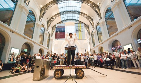 Im Dresdner Hauptbahnhof endet die dortige soundig D-Aktion mit Chorgesang: Mitglieder des Chors der Sächsischen Staatsoper unter der Leitung von Pablo Assante. Foto: Hufner