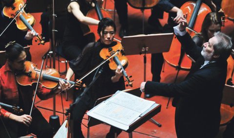 Schönheit einer klaren Klangsprache, Verzicht auf Effekte: Peter Eötvös dirigierte für den erkrankten Pierre Boulez das EMO. Foto: Charlotte Oswald