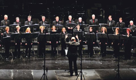 Die Meistersinger von Stuttgart: Das SWR Vokalensemble unter der Leitung von Marcus Creed bewies bei Werken von Tobias PM Schneid und Misato Mochizuki hohe Kompetenz. Foto: Charlotte Oswald