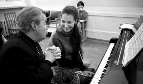 Im Unterrichtsgespräch: Vladimir Suslov mit seiner 15-jährigen Schülerin Daria Korotkova. Foto: Peter Dammann