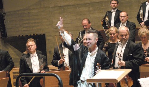 Nicht jeder Musiker ist zum unterhaltsamen Hampelmann geboren: Nigel Kennedy bei einem Auftritt im Jahr 2006. Foto: Juan Martin Koch