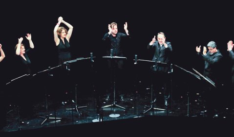 Stimme und Tod: Die Neuen Vocalsolisten singen, flüstern, klatschen und spielen eine Komposition von Nikolaus Brass. Fotos: Charlotte Oswald