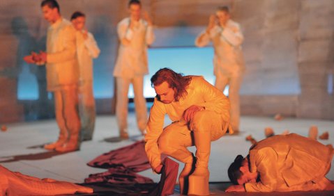 Gefördert vom NRW KULTURsekretariat: Die experimentelle Musiktheater-Produktion „BUCH ASCHE“ von Claudia Doderer/Händl Klaus/Klaus Lang im Rahmen von „bonn chance!“. Foto: Oper Bonn