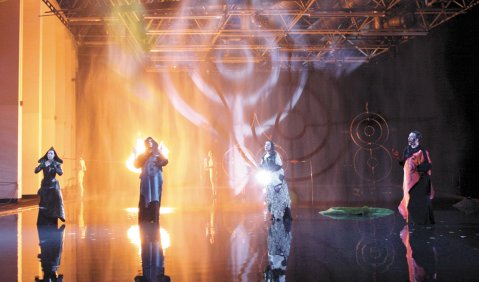 Das Pathos archaischer Mittel: Maike Raschke, Michael Leibundgut, Csilla Csövári und Alexander Mayr (v.l.) in der Kölner LICHT-Uraufführung . Foto: K. Lefebvre