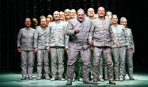 Herausragende Leistung des Bremer Opernchores: Szene aus  Jörn Arneckes Oper „Kryos“. Foto: Jörg Landsberg