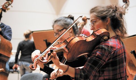 Mitglieder des Mahler Chamber Orchestra während der öffentlichen Generalprobe. Foto: Siegfried Westphal