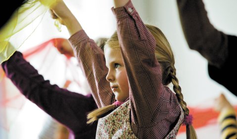 Auf und ab, leicht und schwer: ein Tuch macht die Unterschiede spürbar.  Foto: Markus Schmidt