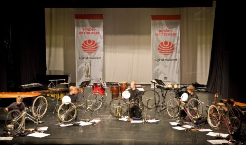 Das niedersächsische Ensemble David und Simon Gutfleisch, Gunnar Kötke, Arne Meyer und Jonathan Szegedi präsentierte in der Kategorie „Neue Musik“ „Wheeled für 5 Fahrräder. Foto: Erich Malter