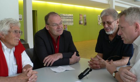 In lebhaftem Diskurs: Eckart Rohlfs, Claus Harten, Hans Timm und Ulrich Wüster (v.l.n.r.). Foto: Juan Martin Koch