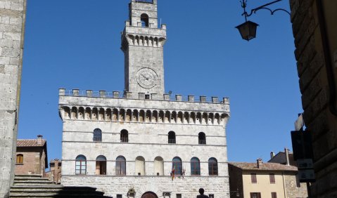 Rathaus mit Campanile: Montepulciano – die Perle der Renaissance – ist heute auch eine Stadt der Musik. Foto: Anne Kotzan