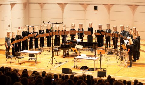 „Die Popkultur versucht durch den Chor ein bisschen Lösegeld zu verdienen“: Die Rapper Maeckes & Plan B zusammen mit dem WDR Rundfunkchor. Foto: Alexander Zuckrow