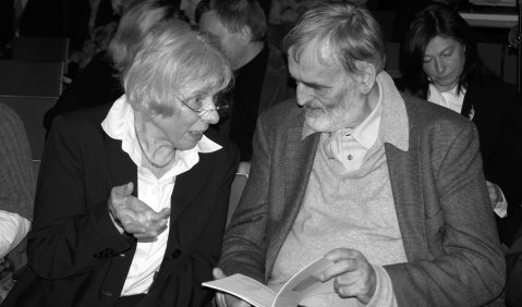 Dr. Sigrid Hansen im Gespräch mit Helmut Lachenmann beim Tonkünstlerfest 2009 in Magdeburg. Foto: privat