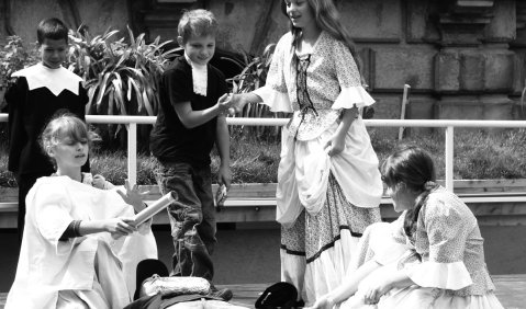 Die als Arzt verkleidete Despina erweckt mit ihrer Kunst Ferrando und Guglielmo vom Tode. Foto: JMD