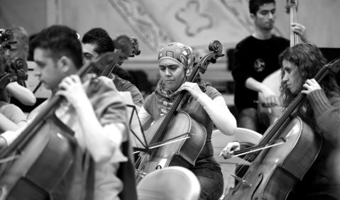 Im Fokus der medialen Aufmerksamkeit: die junge irakische Cellistin Tuqa Saad Awai. Fotos: Beethovenfest/Barbara Frommann