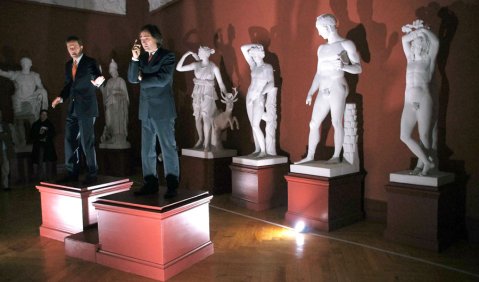 Sprechende Skulpturen im Kabinett des Professor Glaçon aus der Enzyklopädie von François Sarhan in den Fürstlichen Sammlungen. Foto: Charlotte Oswald 
