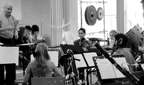 George Benjamin leitet die Ensemble Modern Akademie in Schwaz. Foto: Lucille Lisack