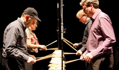 „Drumming“ mit Steve Reich (vorne links) und seinem Ensemble. Foto: TonLagen/Klaus Gigga