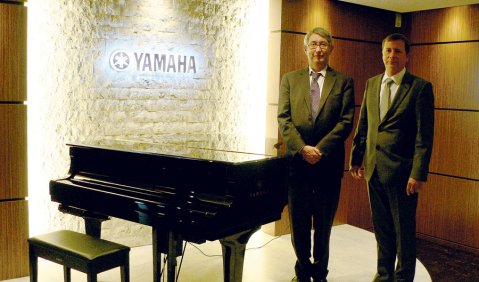 Wollen Musikunterricht genauso stolz mit dem Namen Yamaha verkaufen wie Klaviere: Philippe Tirfoin und Jörn Fischer in der Anfang des Jahres neu eröffneten Yamaha Music School in Hamburg-Eppendorf. Foto: Juan Martin Koch