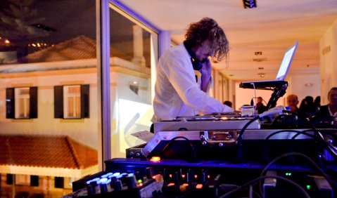 DJ Michael Rosen bei der Arbeit. Foto: Dominique Steiner