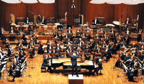 Großer Aufmarsch für Hans Zender: Das SWR- Sinfonieorchester mit den SWR-Vokalsolisten, zwei Pianisten und als Dirigent Emilio Pomarico. Foto: C. Oswald